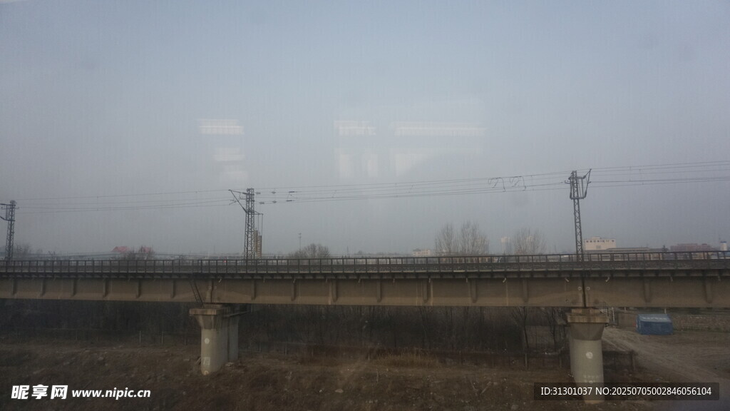 郊外空旷铁路桥景象