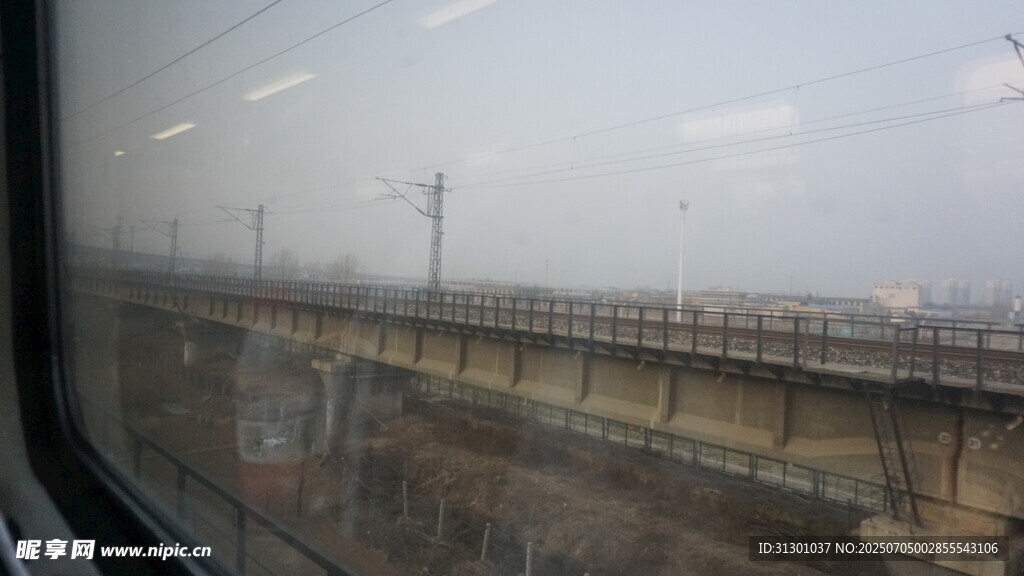 火车窗外的铁路景象