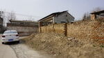 乡村路旁的石墙与车辆
