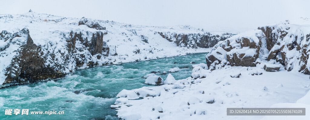冰雪覆盖下的碧绿湍急河流
