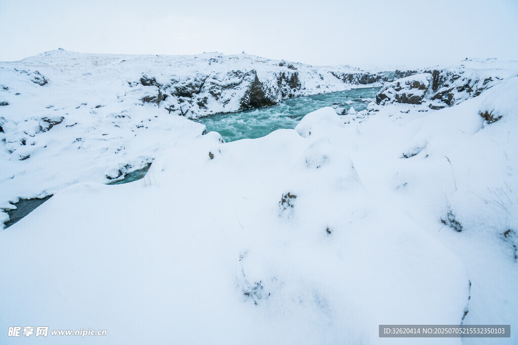 冰雪覆盖的山间溪流景观