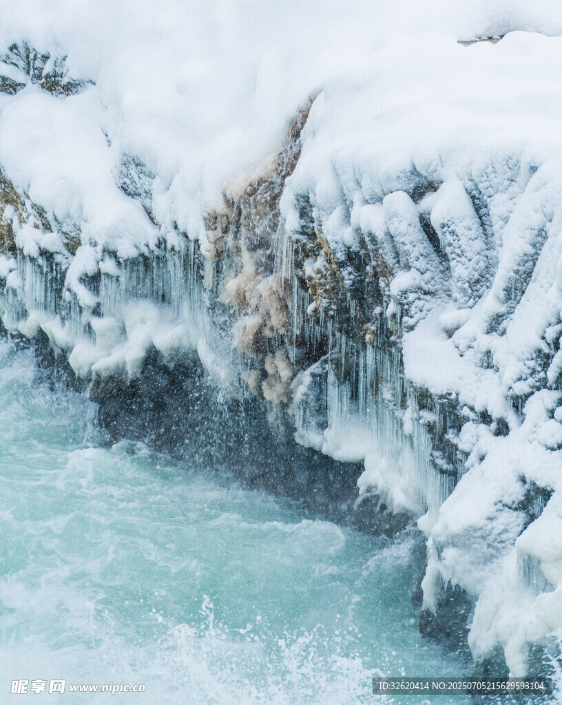 冰雪覆盖的湍急溪流
