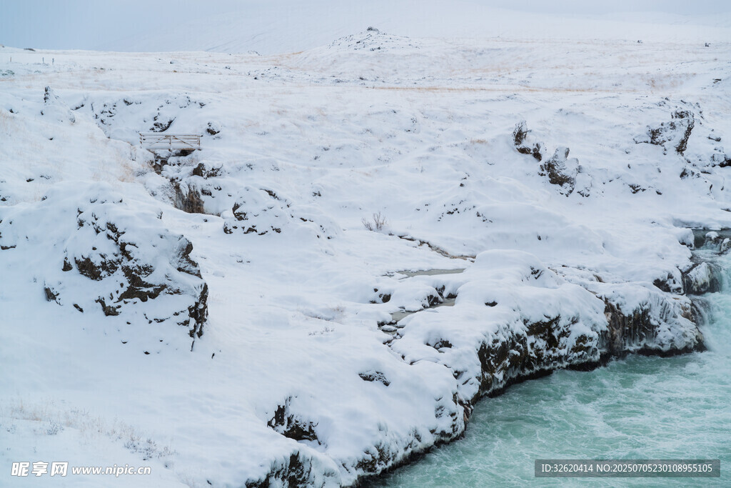 冰雪覆盖的河流壮丽景观
