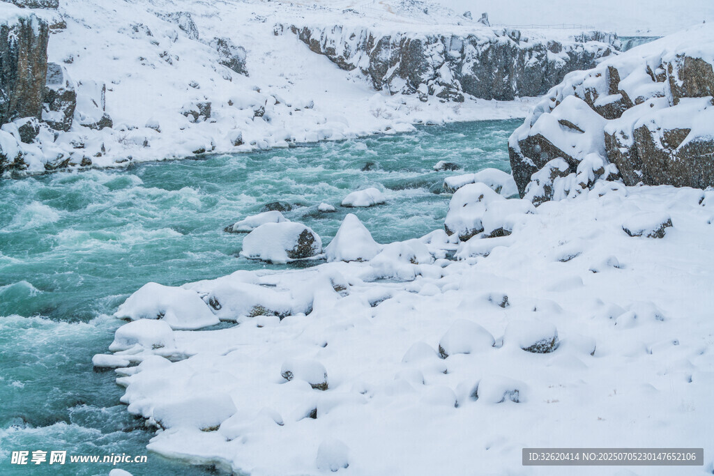 冬日冰雪覆盖的湍急河流