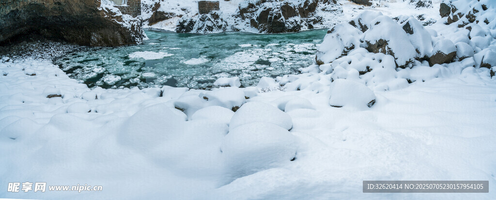 雪覆溪流的冬日美景