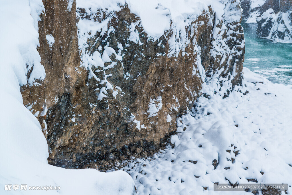 雪覆岩石的自然景致