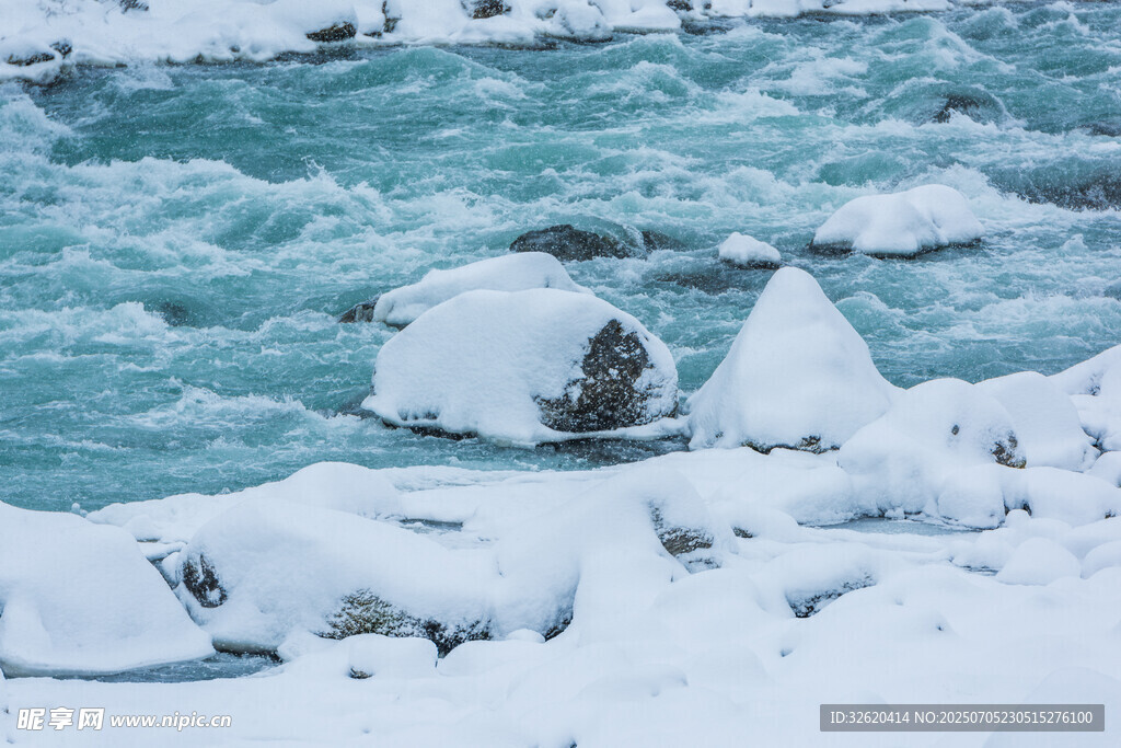 冰雪覆盖的湍急河流景观
