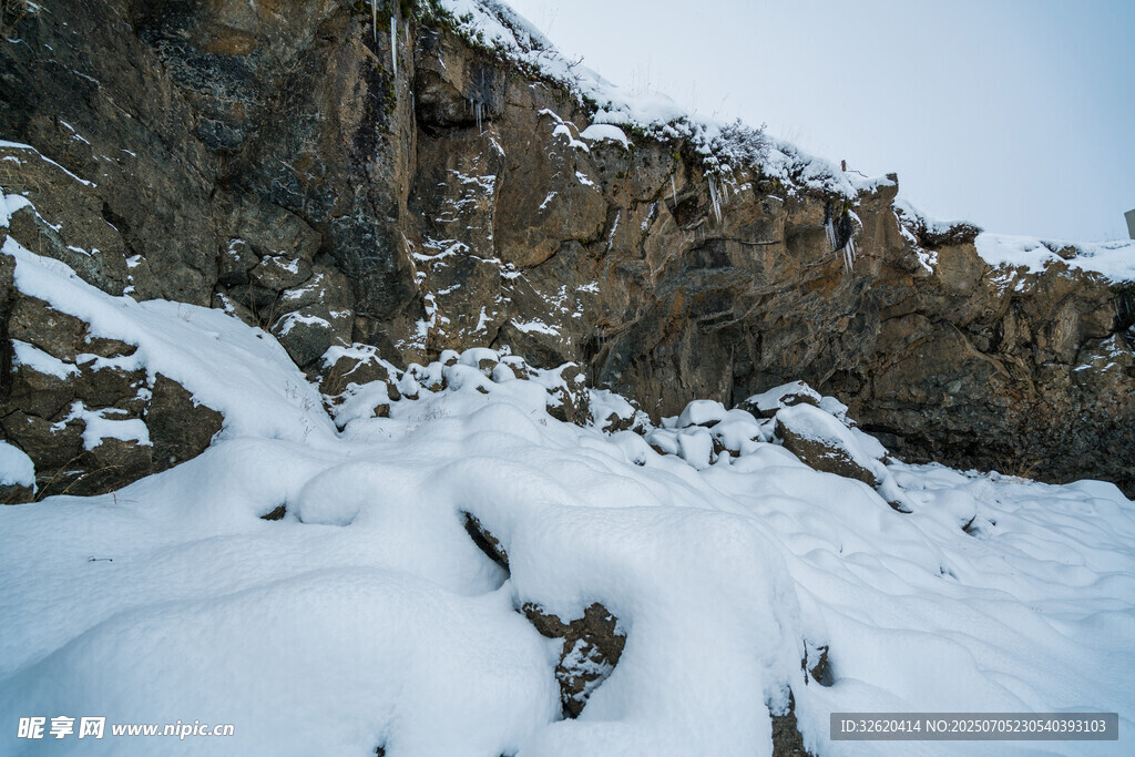 雪覆嶙峋山石景观