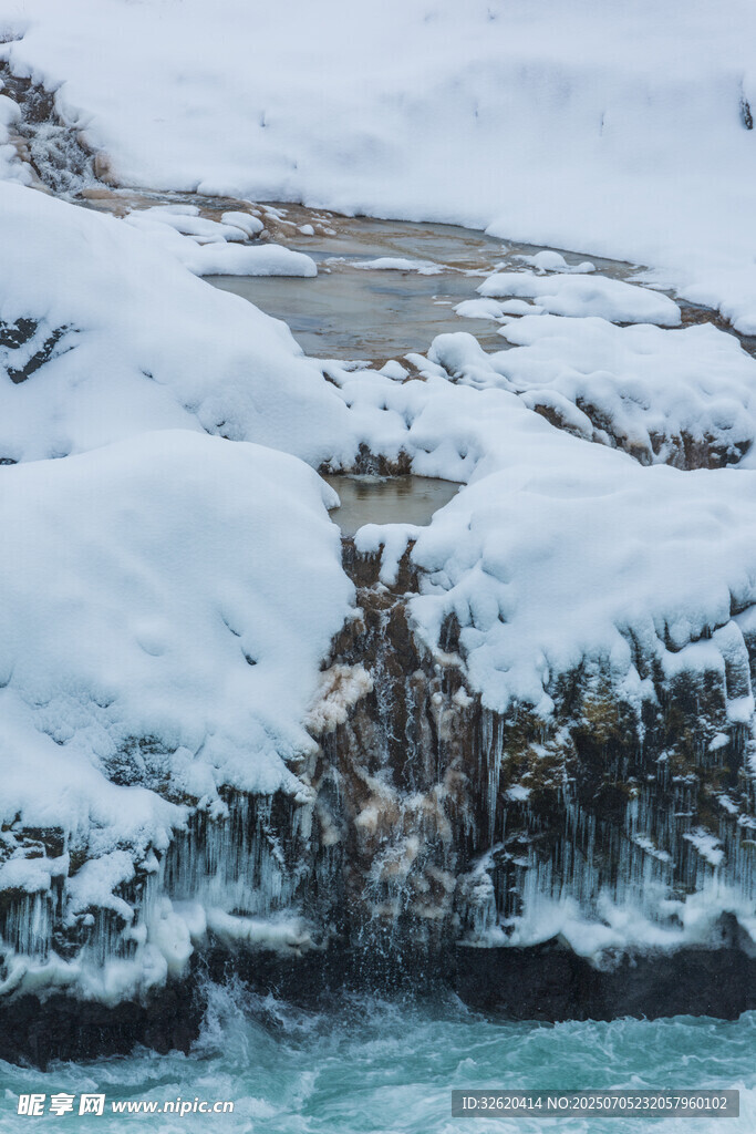 雪覆崖岸 碧海相伴