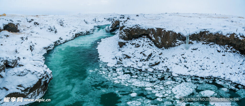 冰雪环绕的碧绿河流
