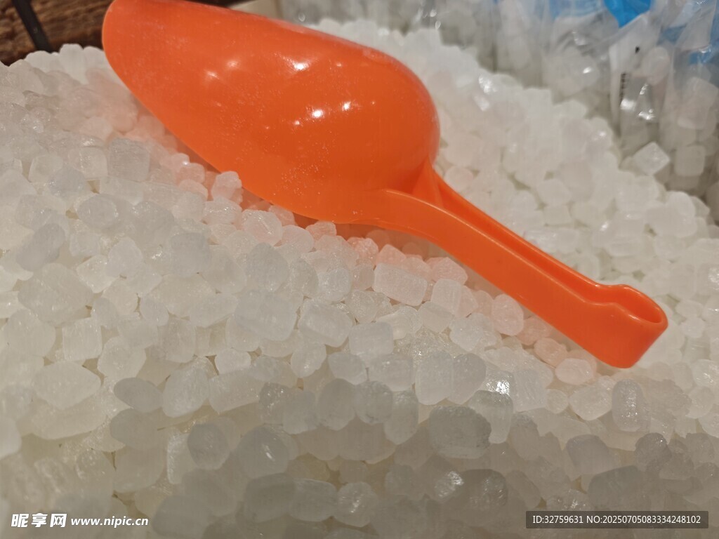 橙色铲子置于白色晶体上