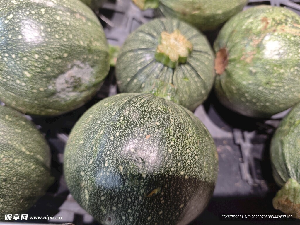 新鲜绿皮南瓜堆叠