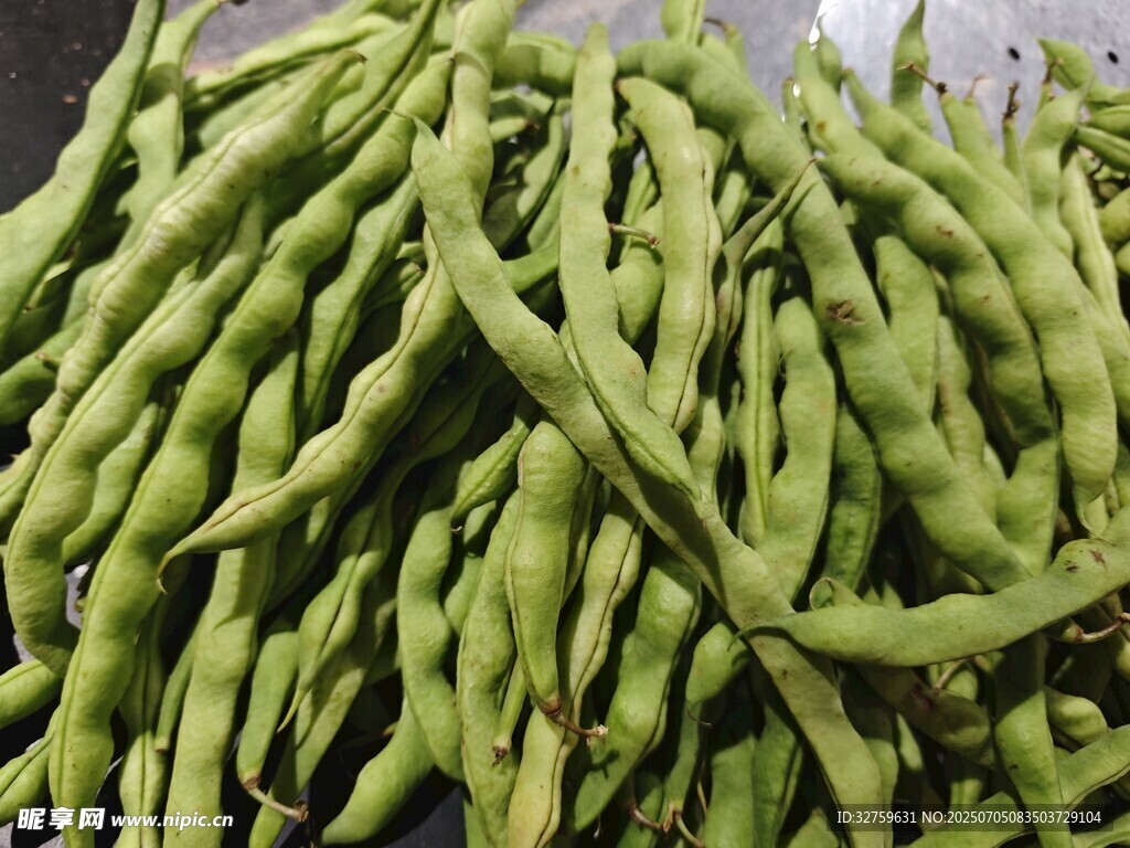 新鲜饱满的青豆堆