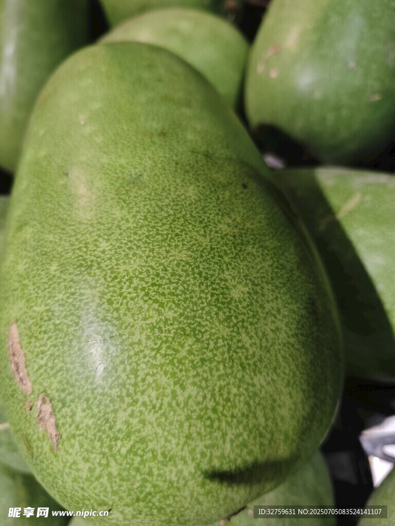 新鲜青皮瓜堆叠
