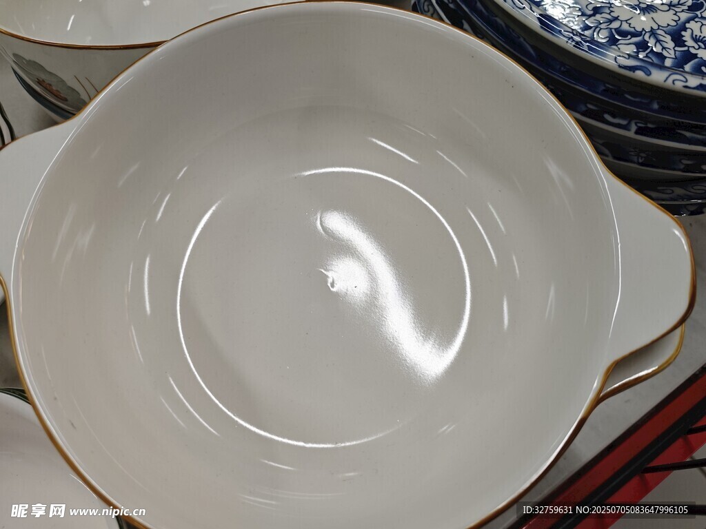 白色双耳瓷碗特写