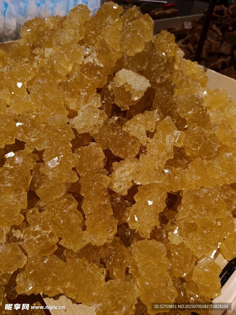 金黄晶莹的块状冰糖