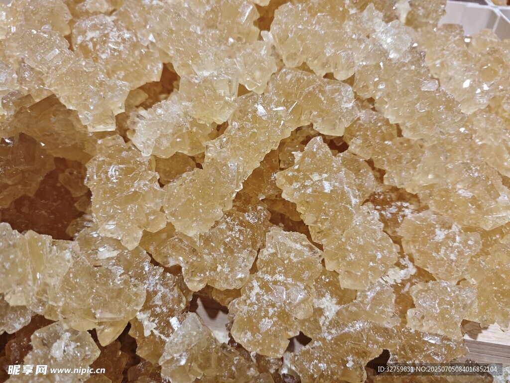 晶莹剔透的块状黄冰糖