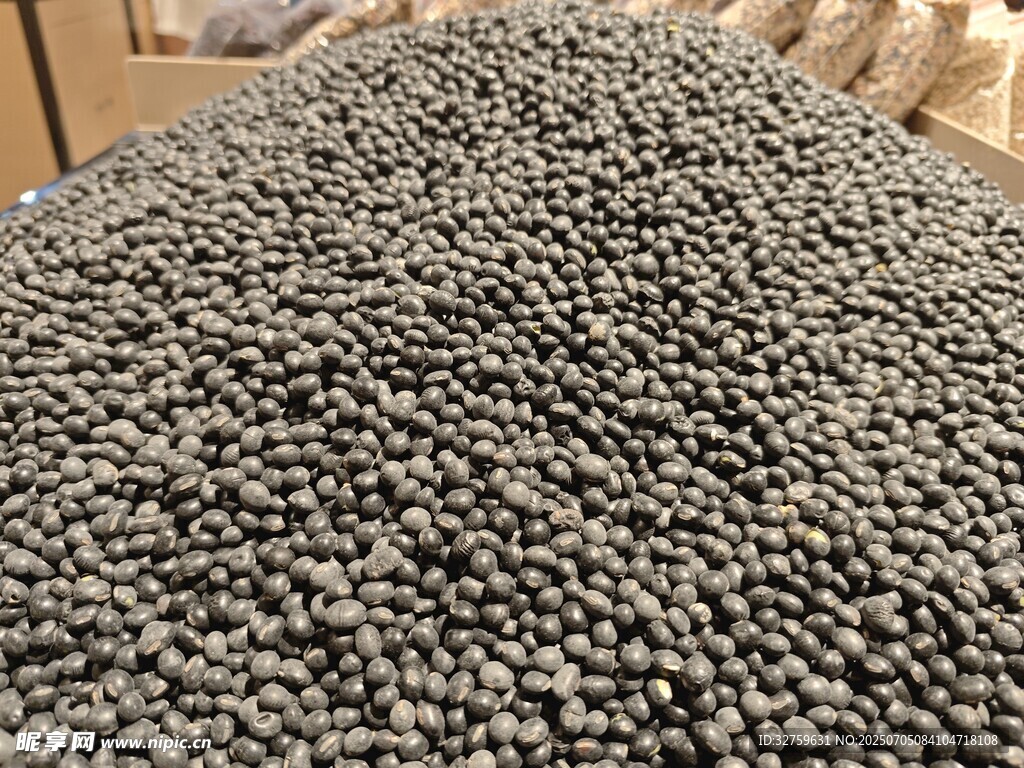 大量黑灰色豆子堆成小山