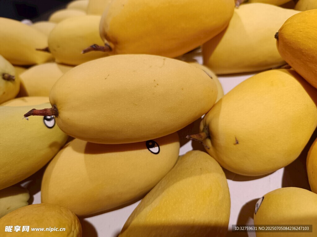 金黄饱满芒果堆