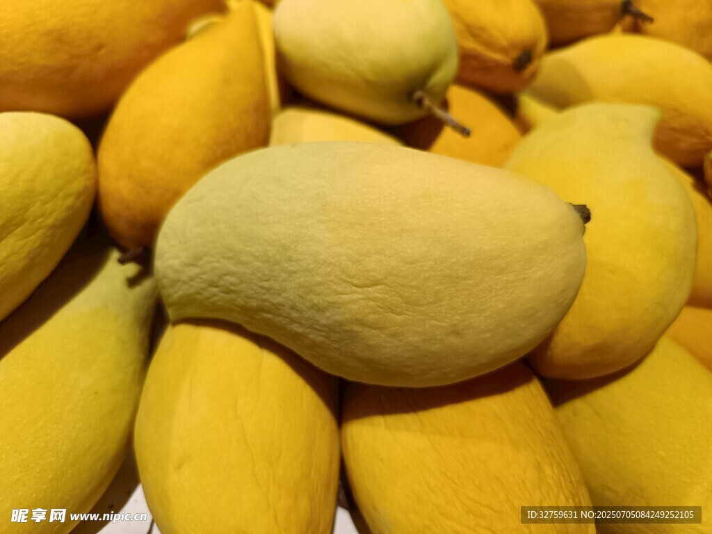 金黄饱满的新鲜芒果