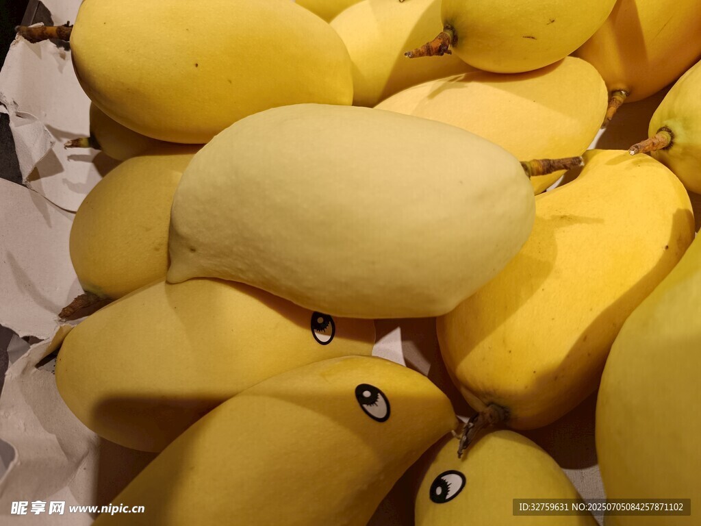 新鲜金黄芒果堆叠