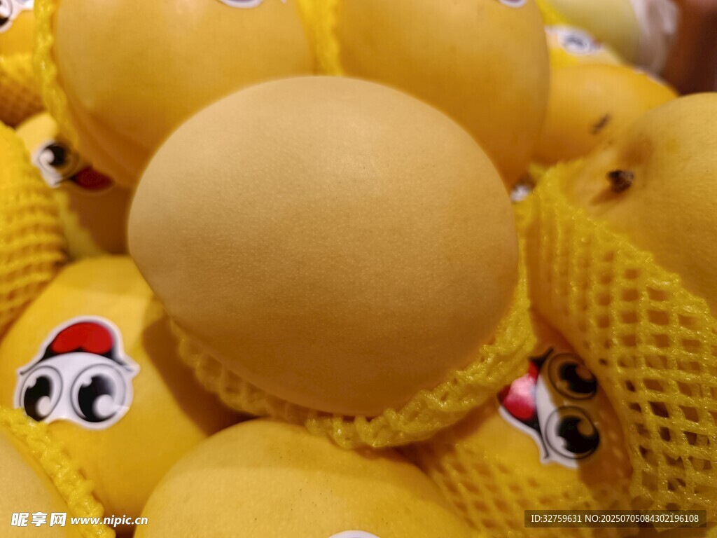 网袋中的新鲜黄柠檬