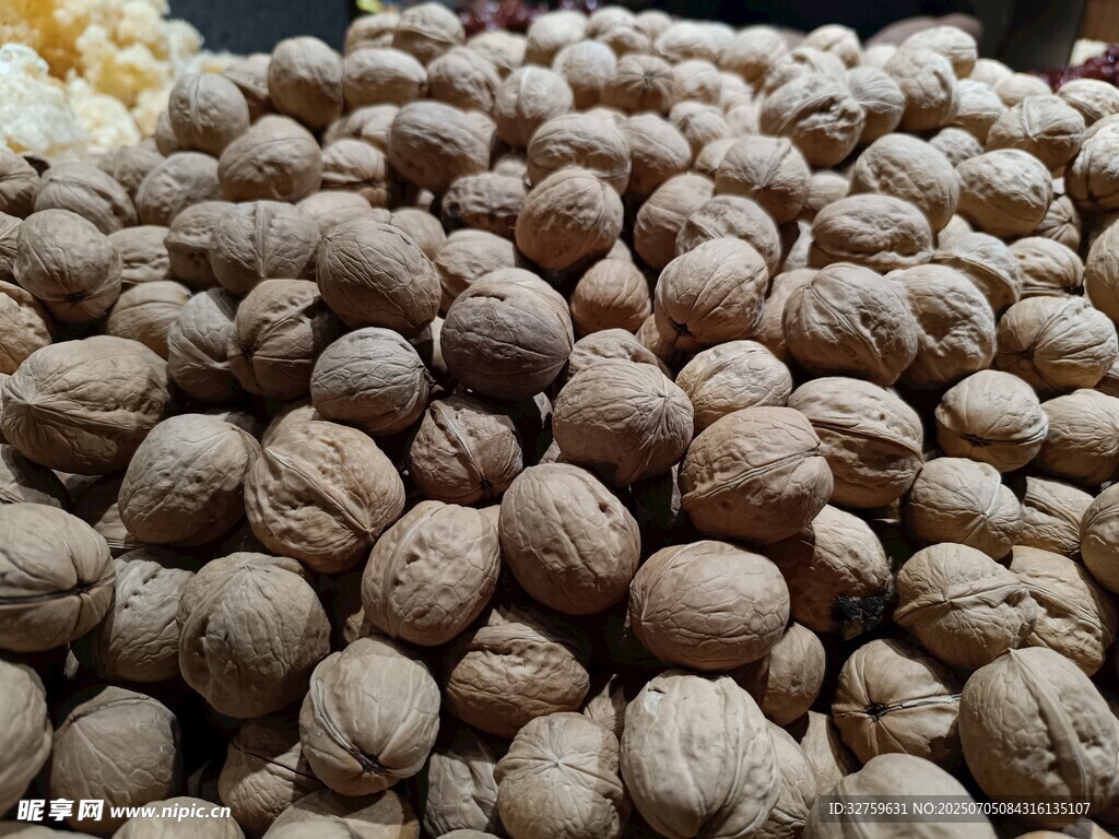 大量核桃堆成的壮观景象