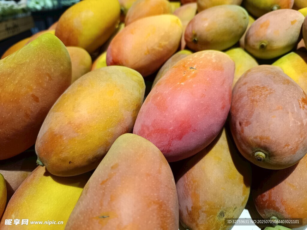 新鲜多彩芒果堆叠
