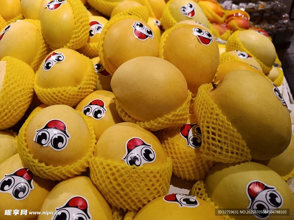 可爱卡通图案包装的黄色水果