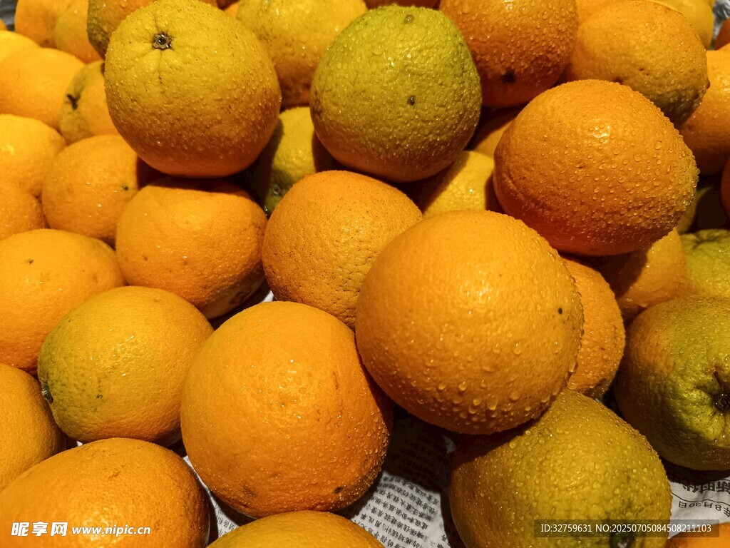 一堆新鲜饱满的橙子