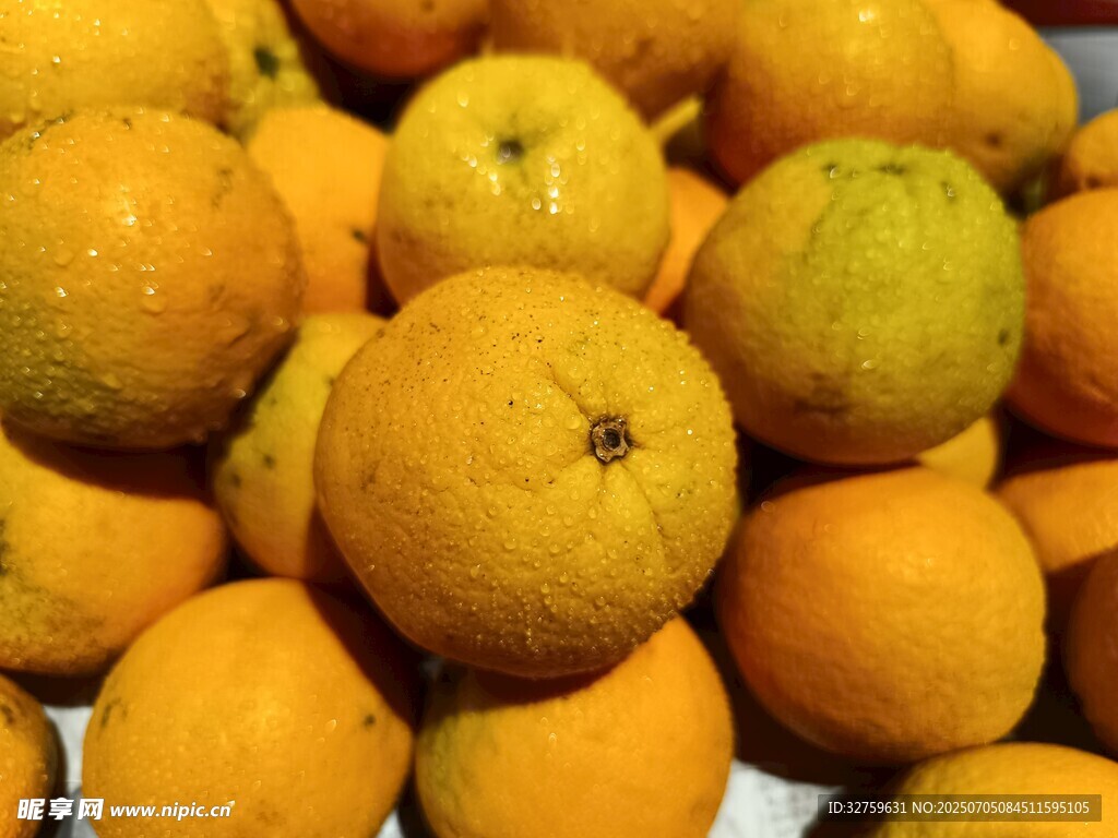 一堆新鲜饱满的橙子