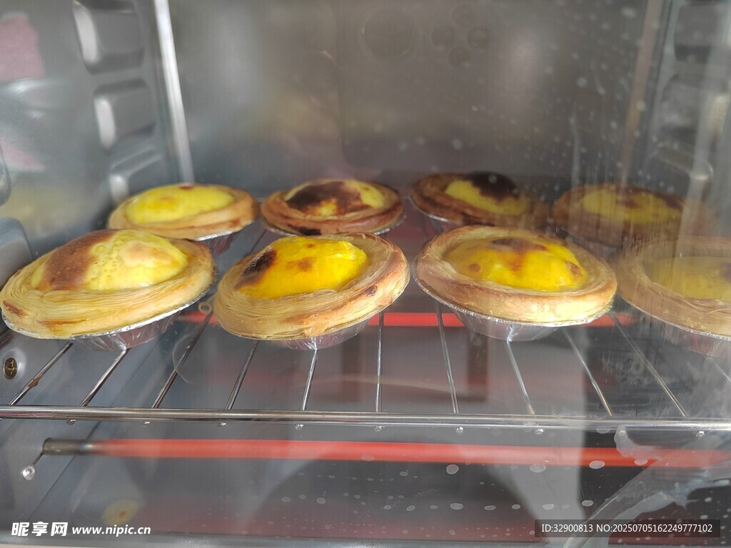 烤箱中烤制的蛋挞