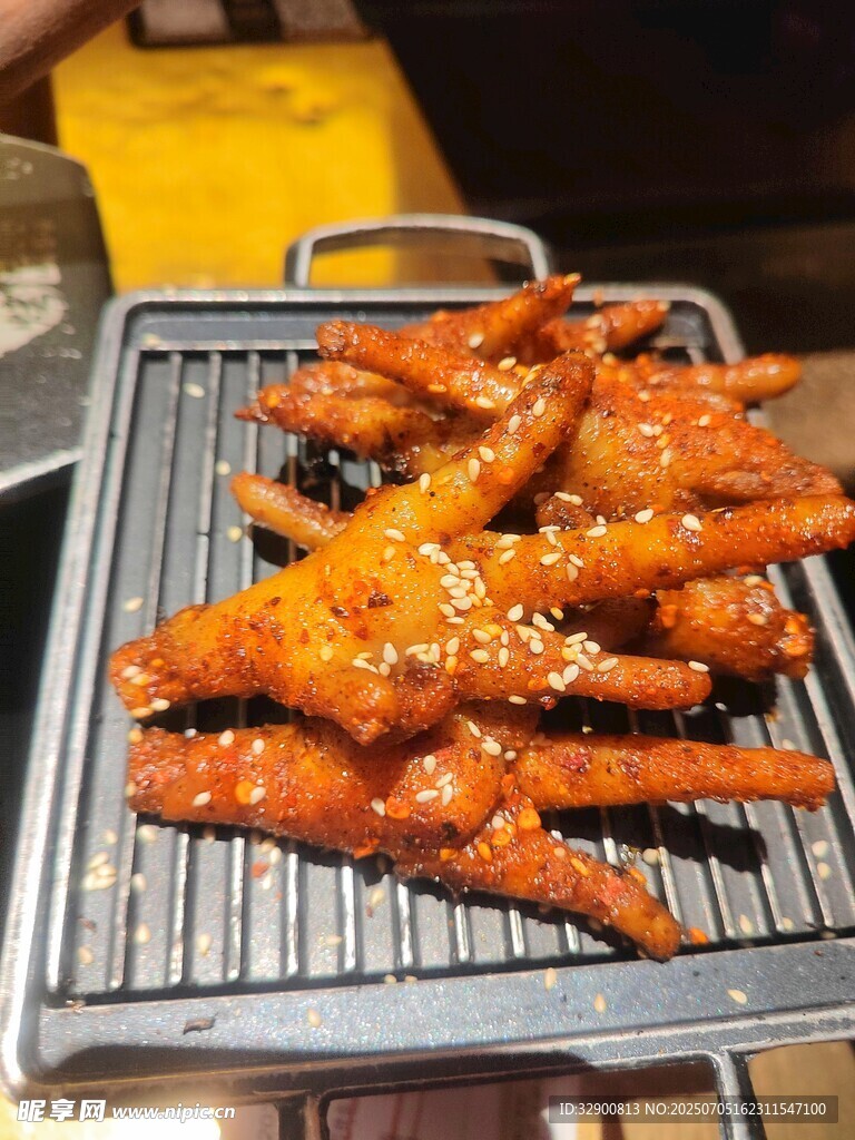 烤架上的美味香辣鸡爪