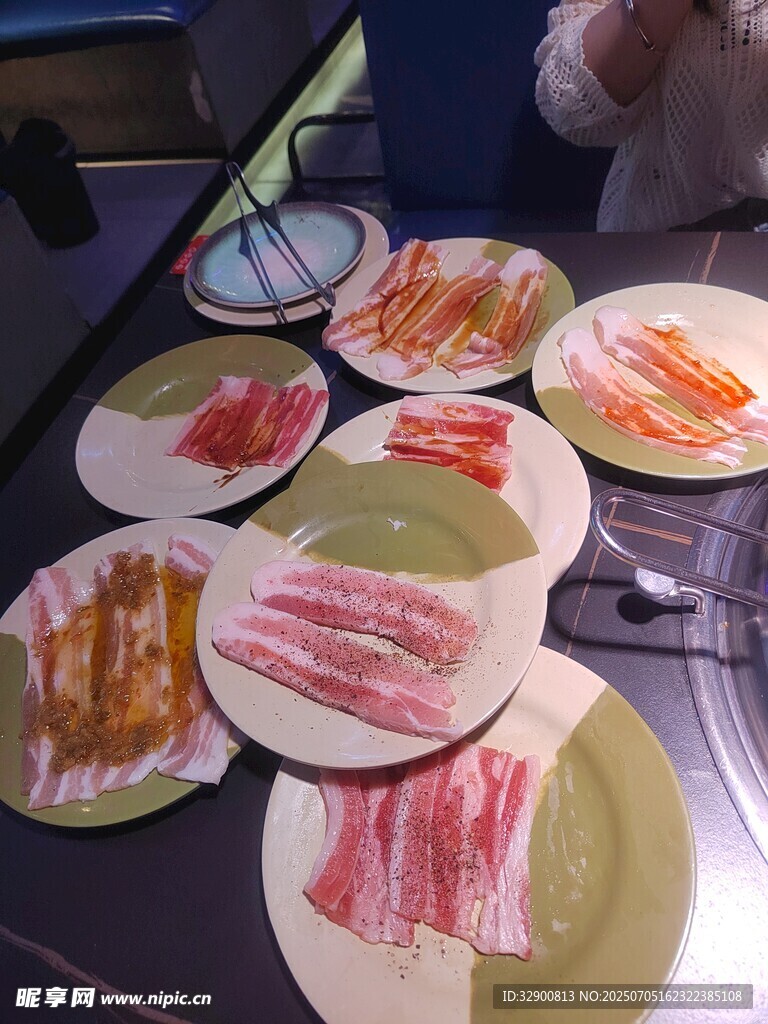 多样烤肉食材摆放在盘上