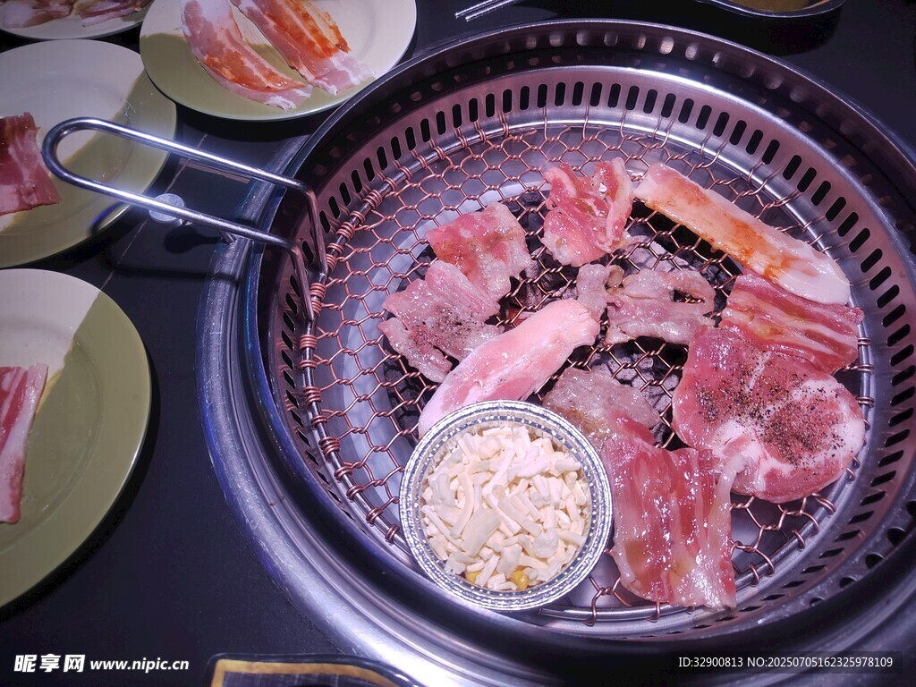 韩式烤肉食材摆放于烤盘