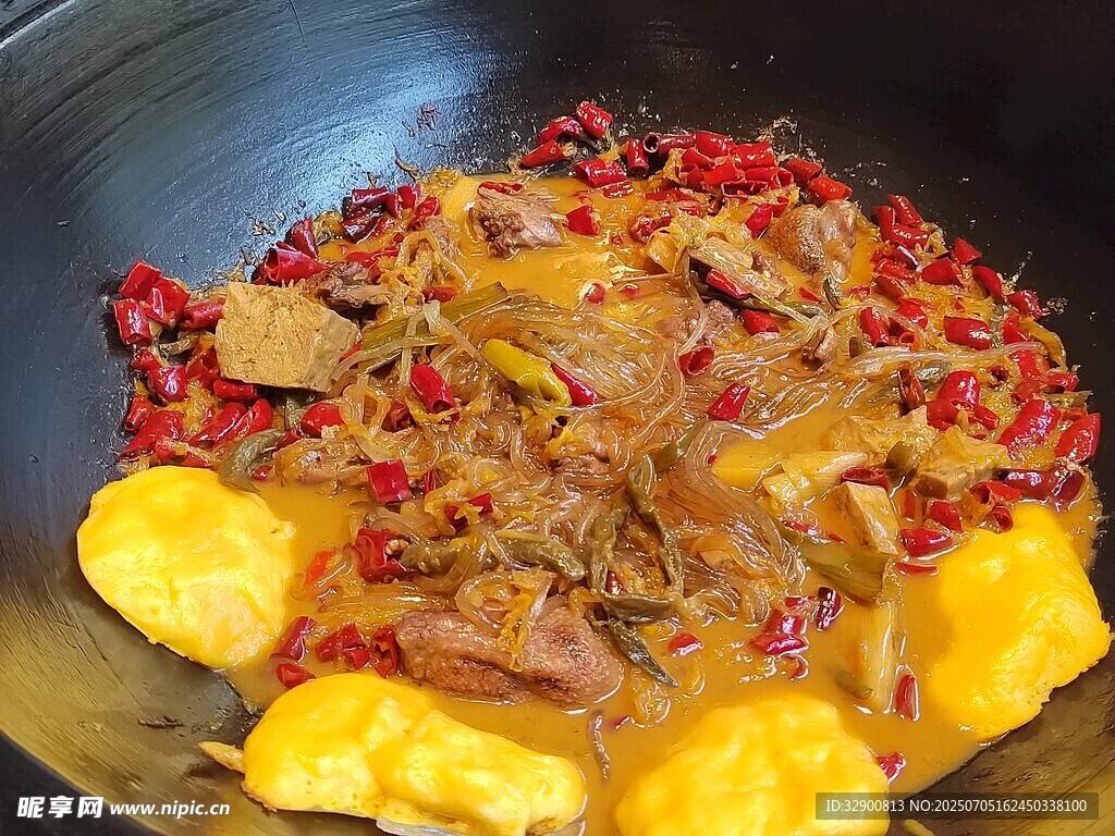 锅中美味菜肴烹饪中
