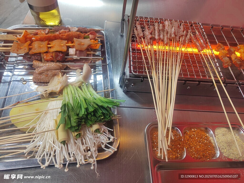 美味烧烤摊多样食材诱人