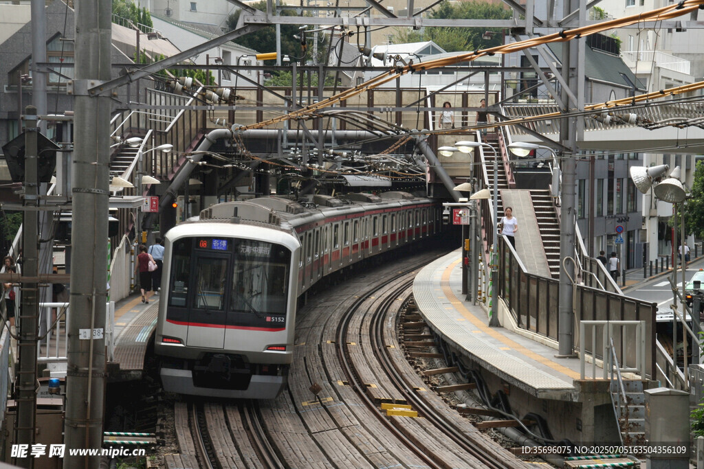 城市轨道列车驶入站台