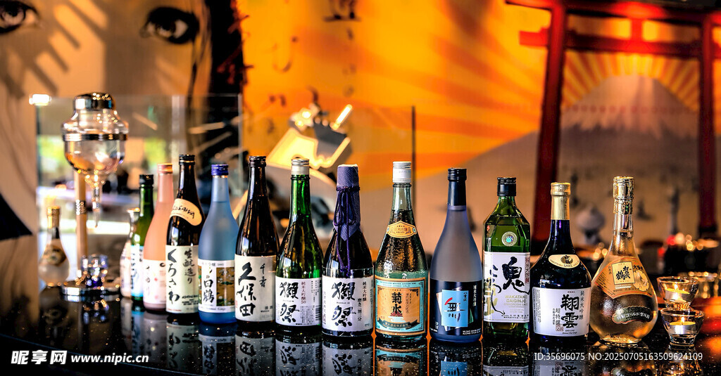 酒吧柜台的多样酒瓶陈列