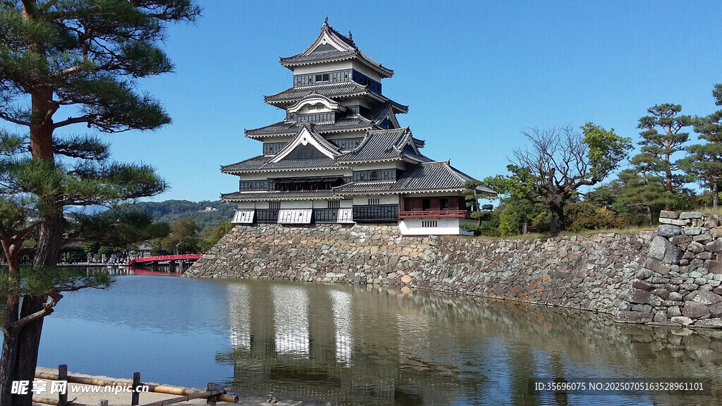 日本松本城的湖畔美景