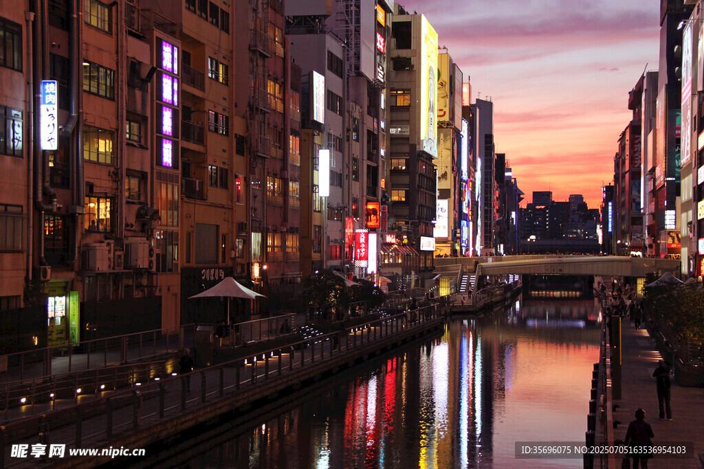 黄昏下的城市河畔夜景