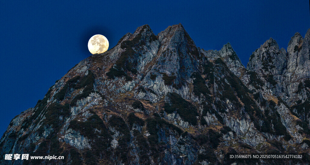 月夜下的巍峨山峰