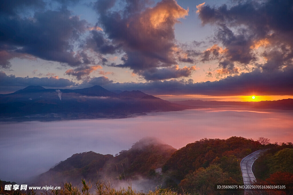 山间晨曦美景