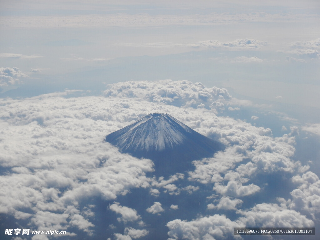 云端之上的巍峨富士山