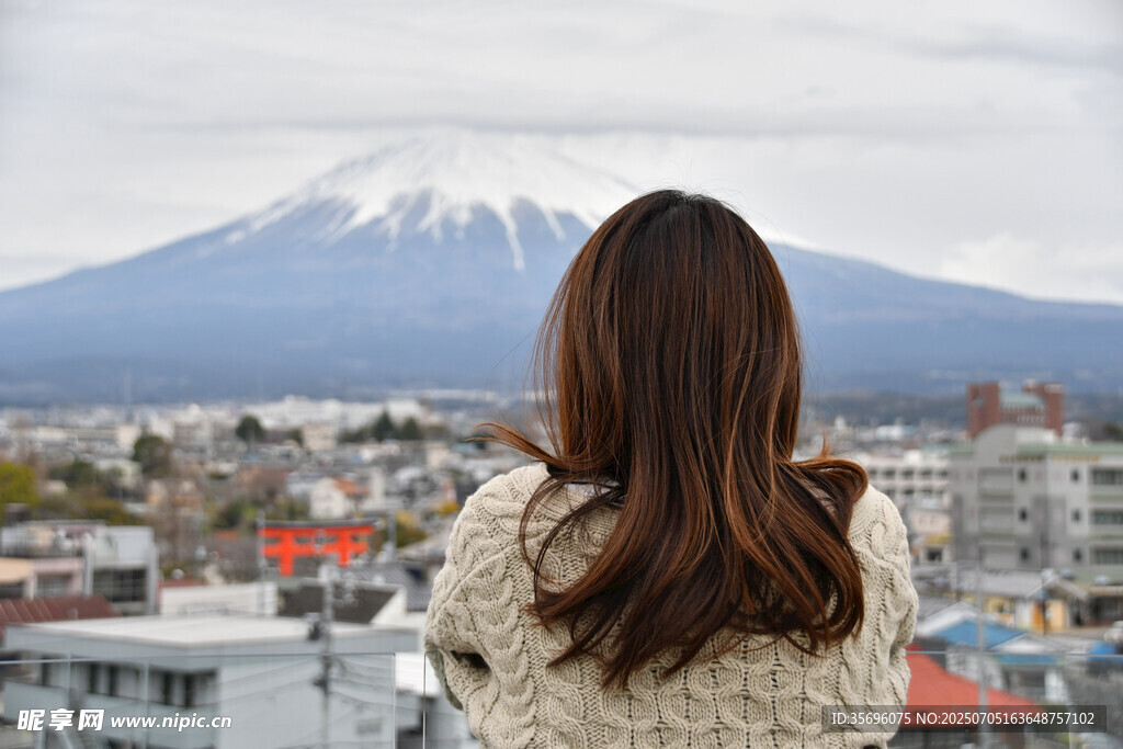 女子远眺富士山美景