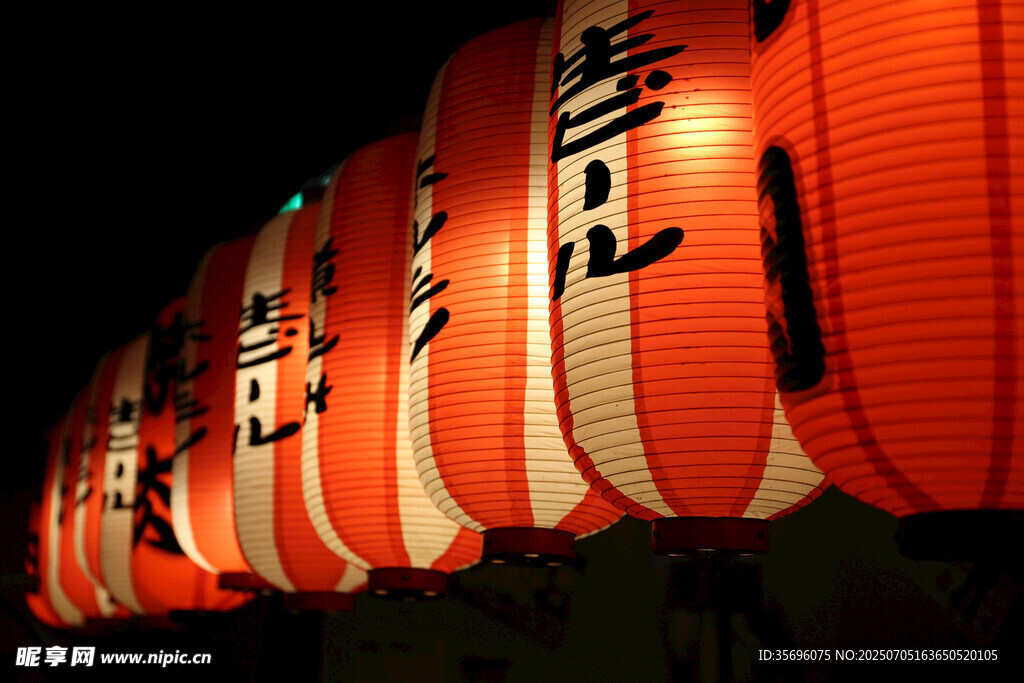 日式传统灯笼夜景