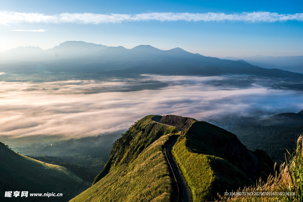 山巅云海美景