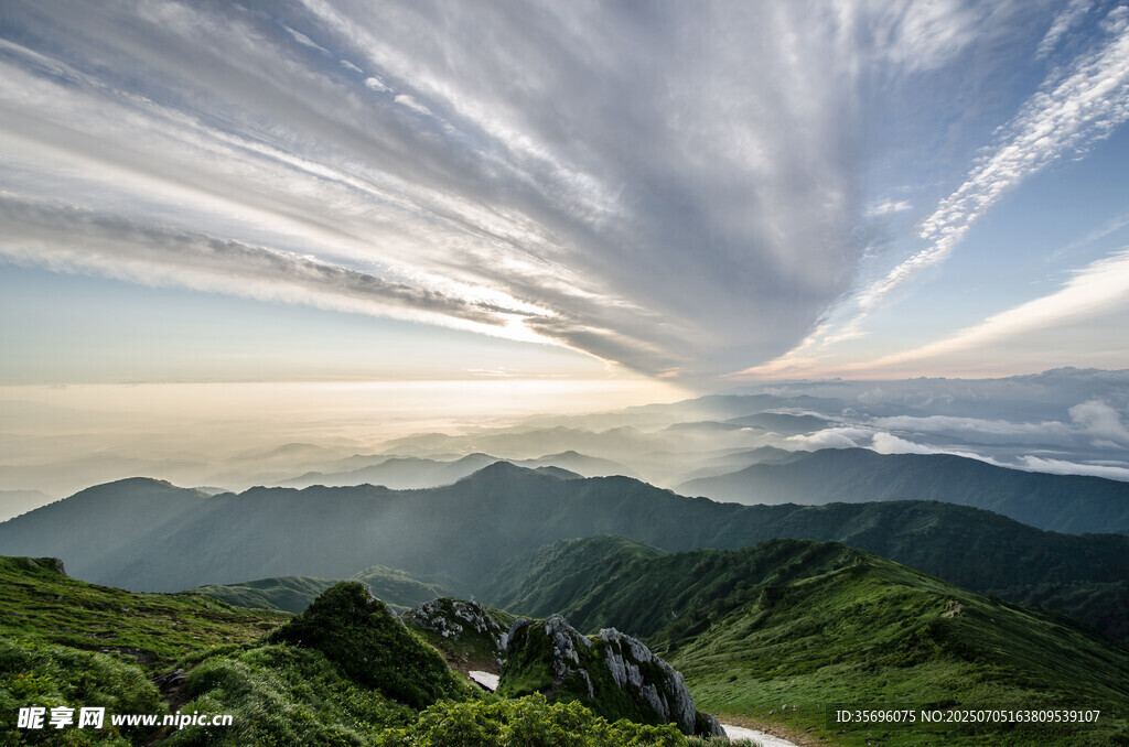 山峦云海间的壮美风光