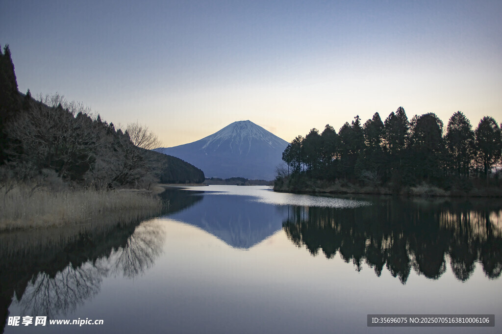 湖畔山林间的富士山倒影