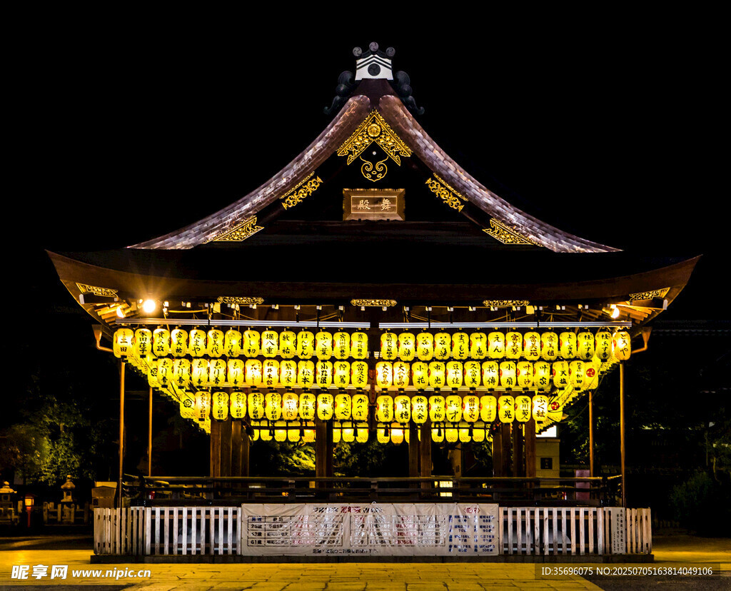 日式夜间灯笼装饰的建筑